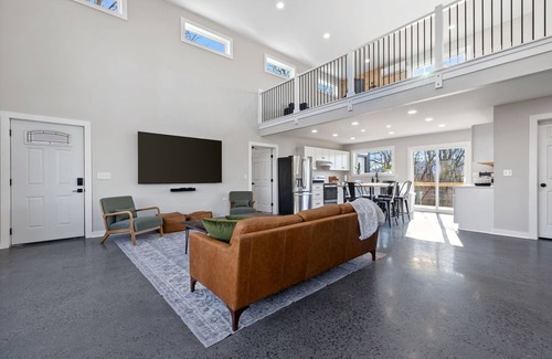 Berkeley Springs House | Barn with Barrel Sauna, Views, King Bed & Wi-Fi, Dog friendly