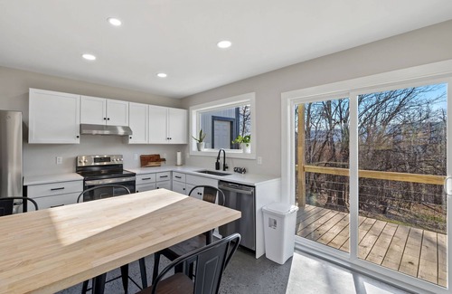 Berkeley Springs House | Barn with Barrel Sauna, Views, King Bed & Wi-Fi, Dog friendly