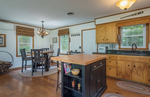 Burnsville Cottage | Barnview Cottage~Mtn View & Fire Pit~ Grill, WiFi, Private~3 Mins to Burnsville