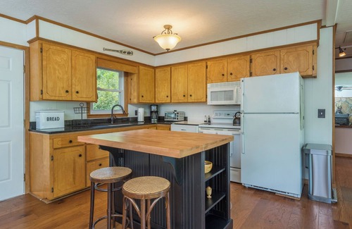 Burnsville Cottage | Barnview Cottage~Mtn View & Fire Pit~ Grill, WiFi, Private~3 Mins to Burnsville