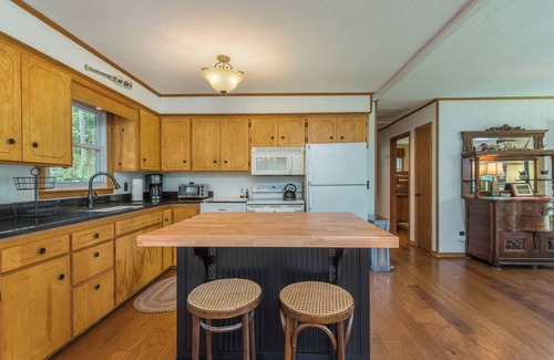 Burnsville Cottage | Barnview Cottage~Mtn View & Fire Pit~ Grill, WiFi, Private~3 Mins to Burnsville