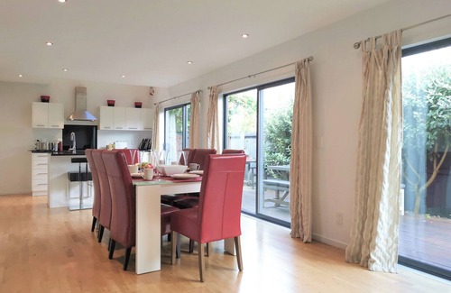 Riccarton House | Bartlett By The Park - Location and Comfort Last minute specials