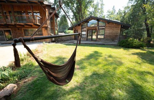 Mount Shasta Hotel | Basecamp Lodge