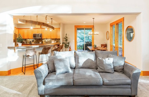 Welches House | Basecamp, Mt Hood. Mountain Retreat, hot tub, golf course.