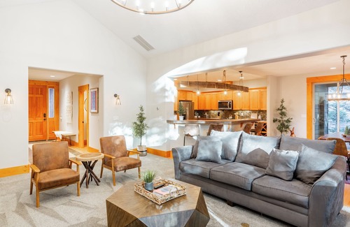 Welches House | Basecamp, Mt Hood. Mountain Retreat, hot tub, golf course.