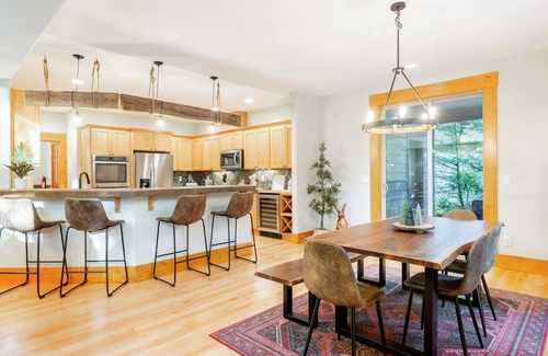 Welches House | Basecamp, Mt Hood. Mountain Retreat, hot tub, golf course.