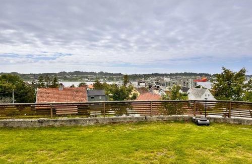 Haugesund Apartment | Basement apartment with sea view