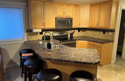 Pleasant View Apartment | Basement Family Studio for 5 with Hot Tub