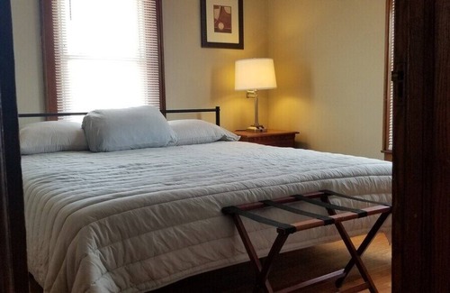 Dunbar House | Basics on a Budget, King, 55in smart TV, Wifi,Pets