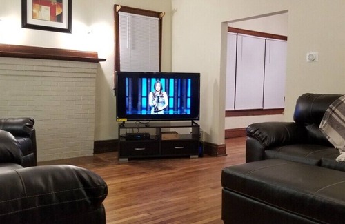 Dunbar House | Basics on a Budget, King, 55in smart TV, Wifi,Pets