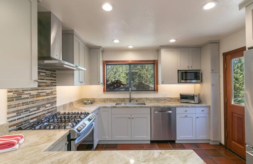 Truckee House | Basque Lodge- Ski Shuttle to Lifts- Pet Friendly- Gym and Pool Access