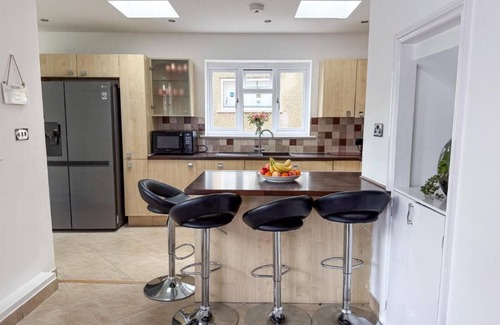 Farnborough and Crofton Apartment | Bassetts House - Mins to Central London