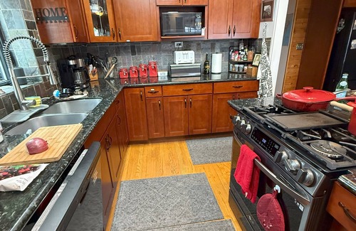 Boulevard Bluffs House | Bay and Mt View from Beautiful Darlington Lane - Deck w/BBQ, fire pit, hot tub.