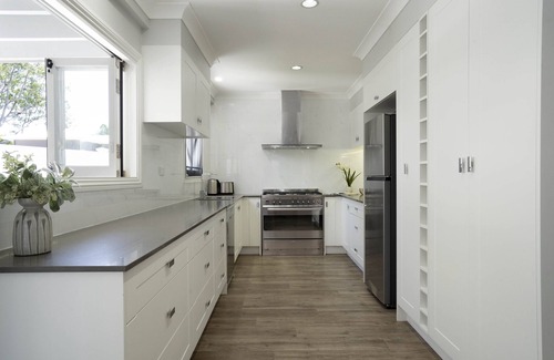 Wynnum House | Bay Breeze Manor: Grand 5BR Queenslander Haven