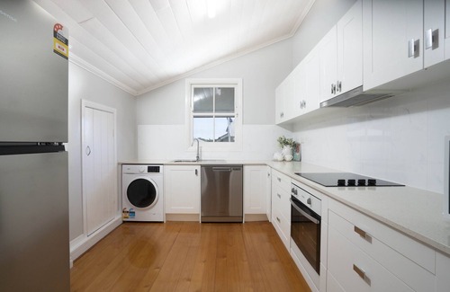 Wynnum House | Bay Breeze Manor: Grand 5BR Queenslander Haven