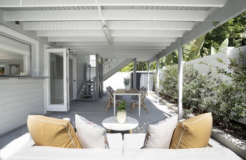 Wynnum House | Bay Breeze Manor: Grand 5BR Queenslander Haven
