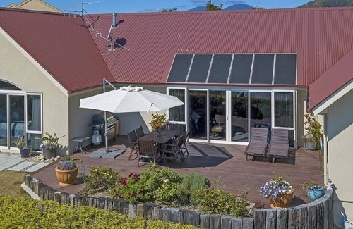Nelson House | Bay Dreamer "Nelson ExecutiveHoliday Home"