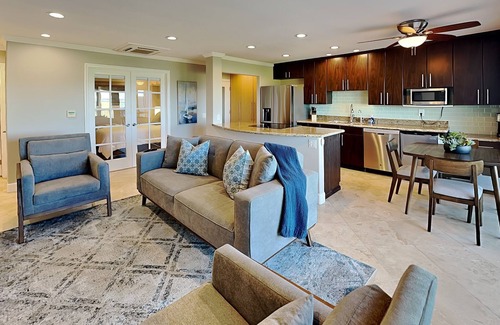 Crown Point House | Bay Front 2 Bedroom 2 bath with Mission Bay Views, Community Pool, BBQ