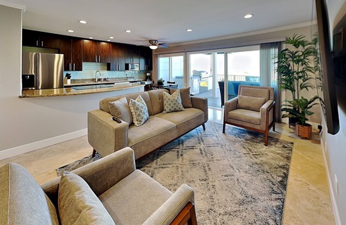 Crown Point House | Bay Front 2 Bedroom 2 bath with Mission Bay Views, Community Pool, BBQ