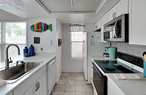 Harbor Oaks Condo | Bay House Condos #2706 | Water Views + Community Pool!