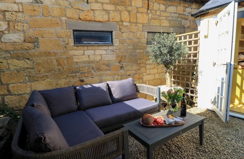 Broadway House | BAY HOUSE COTTAGE, pet friendly, with a garden in Broadway