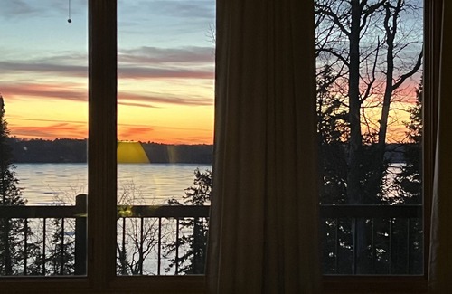 Nevis House | Bay Ridge North Lakeshore Lodge Retreat