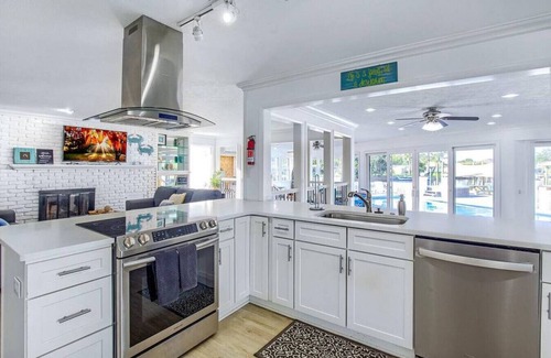 Woodlawn House | Bay Shore - Pool, Bay Access, Boat Rental