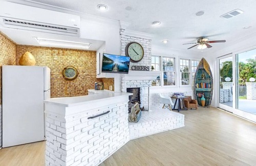 Woodlawn House | Bay Shore - Pool, Bay Access, Boat Rental