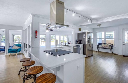 Woodlawn House | Bay Shore - Pool, Bay Access, Boat Rental