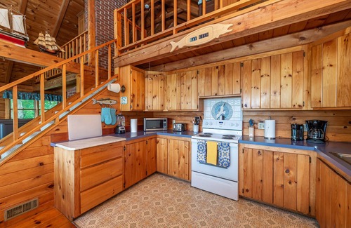 Harpswell Cabin | Bay-View. Waterfront Log cabin on the bay. Pet Friendly.