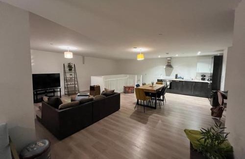 Peterborough Apartment | Bayard Luxe 2 Bedroom Penthouse Duplex