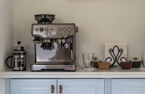 Whitfield House | BayBreeze Cottage Family-Friendly Sleeps 6-8 Near SRQ, Ringling & Beaches