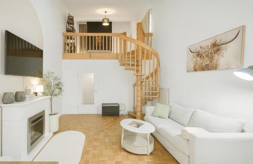 Waldkirchen Apartment | Bayerischer Wald Hideaway, nähe Passau, Garten, Kamin, Galerie,