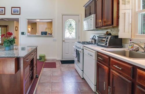 Plymouth House | Bayfront Plymouth Gem w/Sunroom, Steps to Shore!