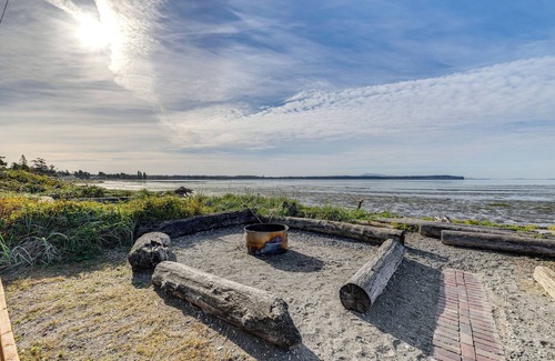 Birch Bay Cabin | Bayfront Retreat w/Private Beach in Birch Bay