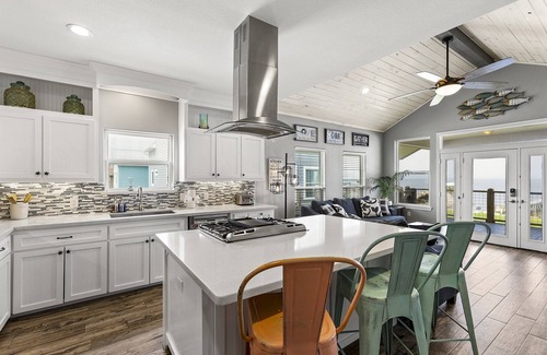 San Leon House | Bayfront Trio House w/Hot Tub + Private Pier