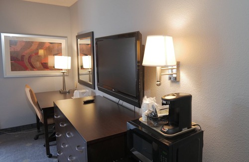 Flint Hotel | Baymont by Wyndham Flint Airport North