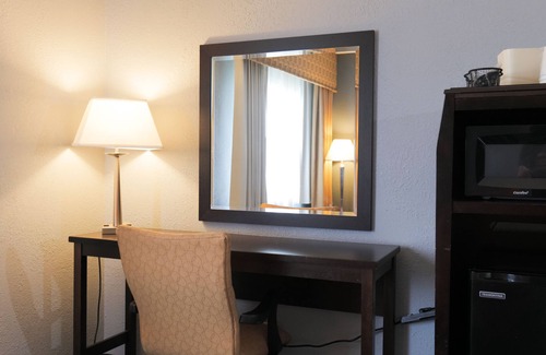 Flint Hotel | Baymont by Wyndham Flint Airport North