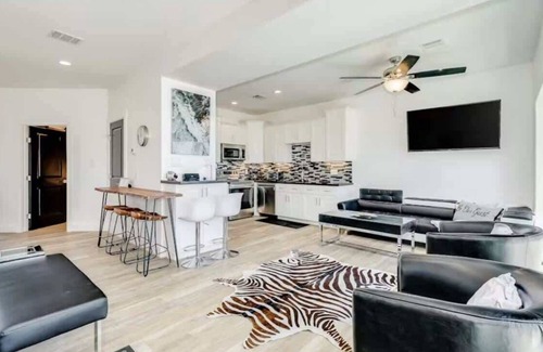 Bacliff House | Bayside Borrow - Bayfront w/Hot Tub & Rooftop View