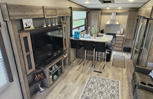 Port Bolivar House | Bayside Serenity – Sprinter 5th Wheel - Sleeps 4