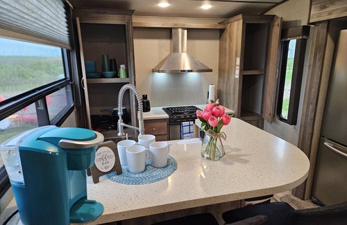 Port Bolivar House | Bayside Serenity – Sprinter 5th Wheel - Sleeps 4