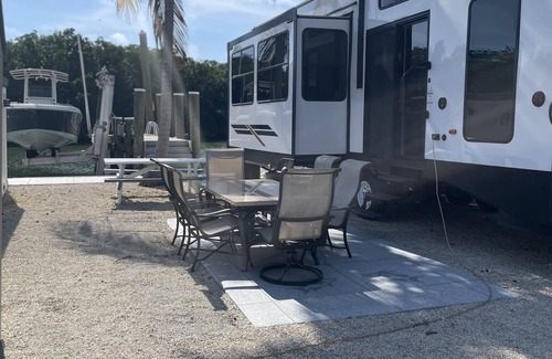 Key Largo RV Rental | Bayview RV/Camper with private boat dock looking over sunset