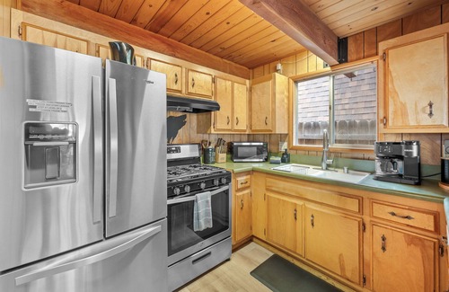 Big Bear City Cabin | BB LAKE<3 Miles Hottub ArcadeGM Poker Firepit BBQ