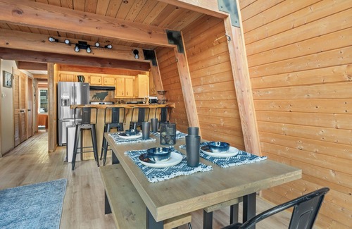 Big Bear City Cabin | BB LAKE<3 Miles Hottub ArcadeGM Poker Firepit BBQ