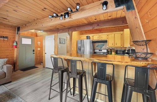 Big Bear City Cabin | BB LAKE<3 Miles Hottub ArcadeGM Poker Firepit BBQ