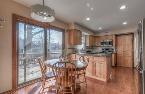 Overland Park House | BBQ, Smart T.V. WiFi, Nearby Park, Gym, kids activities