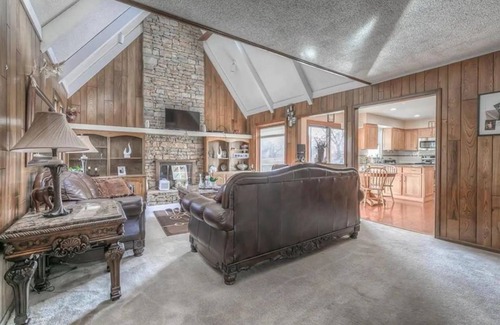 Overland Park House | BBQ, Smart T.V. WiFi, Nearby Park, Gym, kids activities