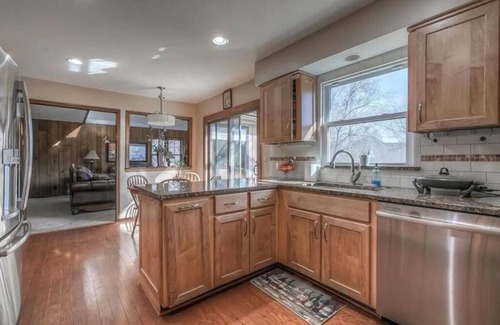 Overland Park House | BBQ, Smart T.V. WiFi, Nearby Park, Gym, kids activities