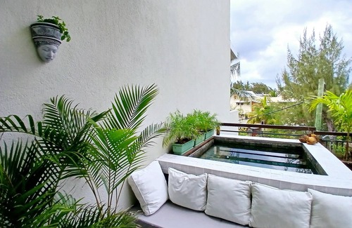 Bain Boeuf Apartment | Beach Access .floating net bed. Private Pool. Gym. Large BBQ Terrace.