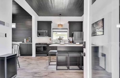 San Jacinto House | BEACH-2 block walk-HOT TUB-FIRE PIT-COFFEE BAR-BEACH GEAR PROVIDED-Galveston TX